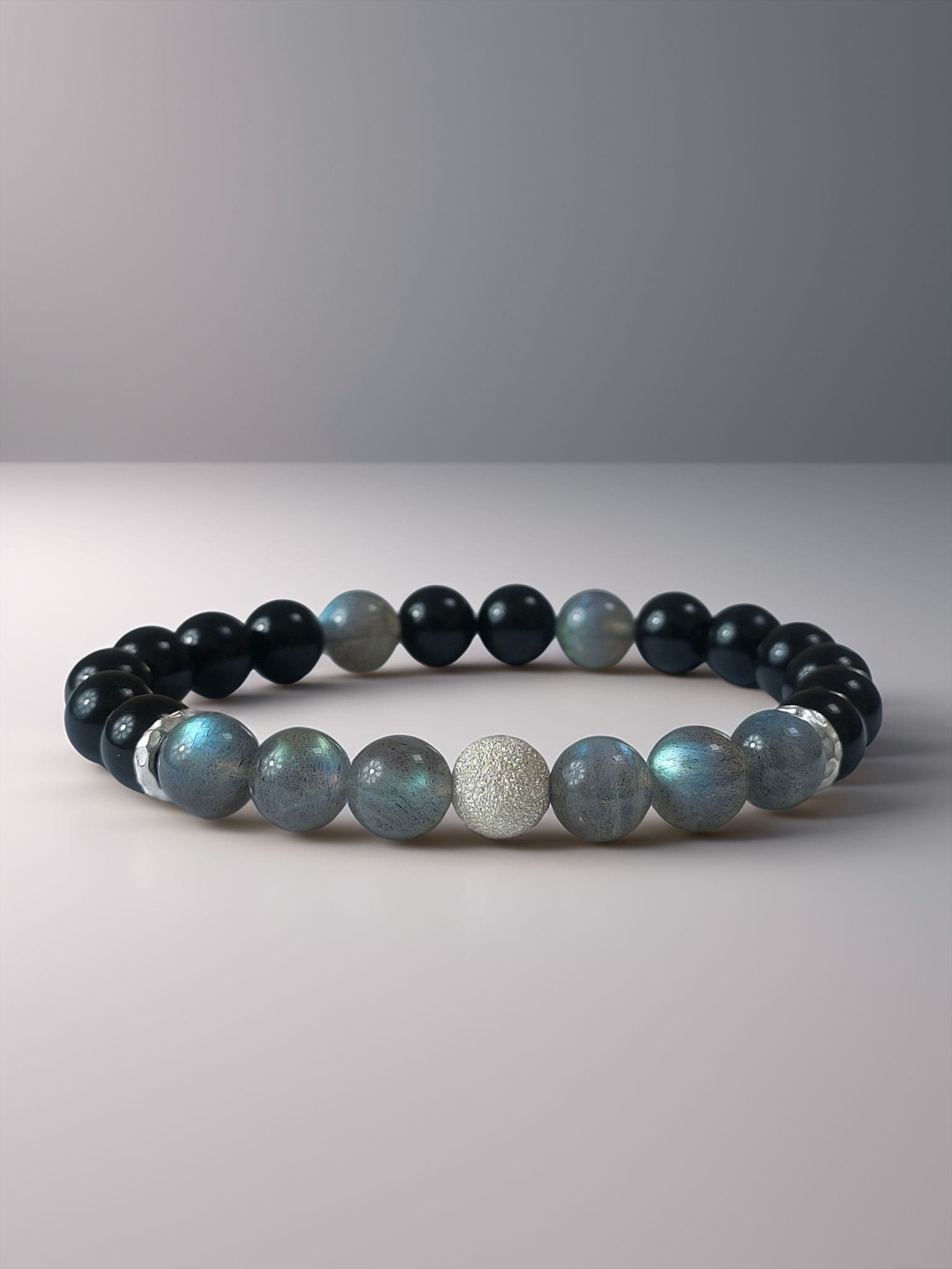Le Souffle du Diamant : Les Rois du Vide et de la Pierre Intuitus Noctua bracelet Labradorite 3 min