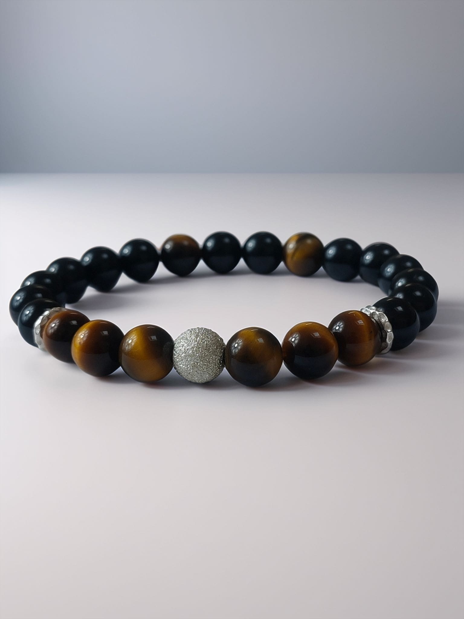 Le Souffle du Diamant : Les Rois du Vide et de la Pierre Invictus Noctua bracelet Oeil de Tigre 1 min