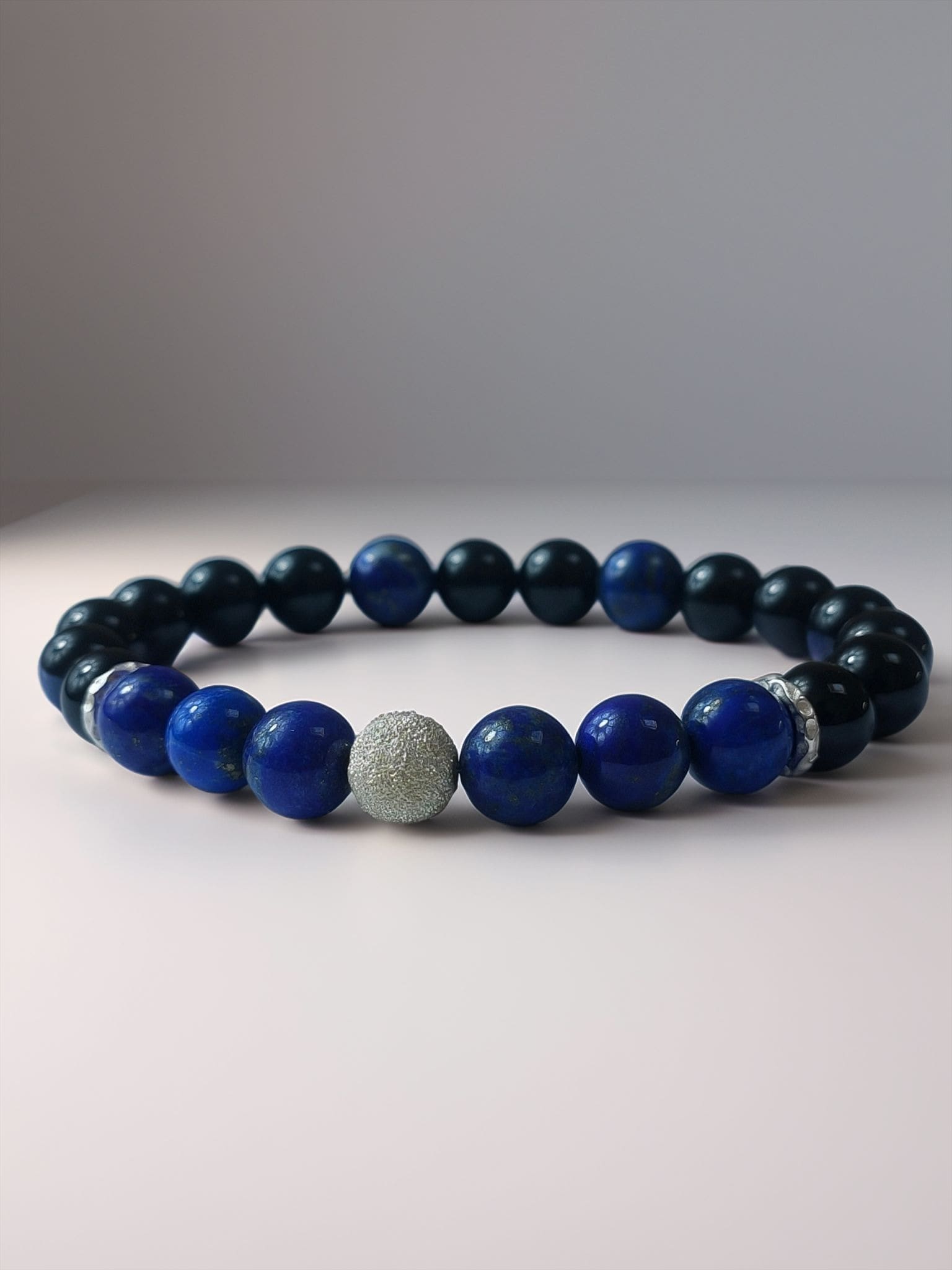 Le Souffle du Diamant : Les Rois du Vide et de la Pierre Noctua Lazulia Lapis Lazuli bracelet 2 min